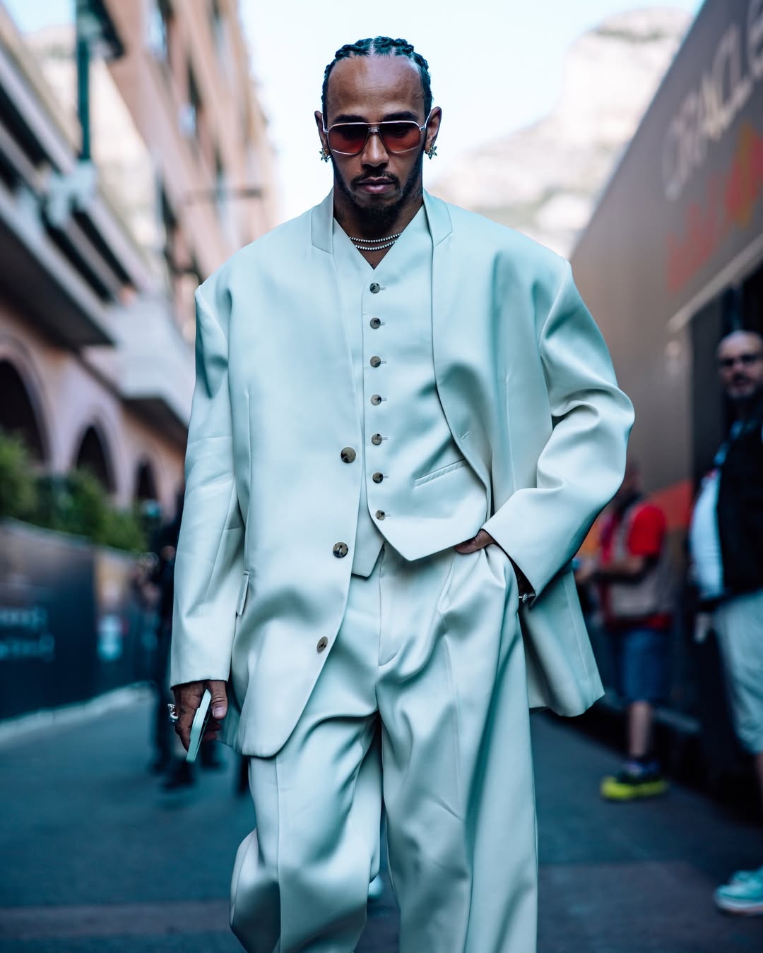 Gaya Edgy Lewis Hamilton Curi Perhatian di Monaco Grand Prix 2025