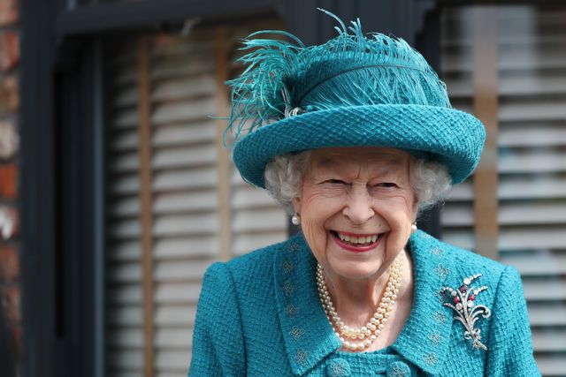 Kisah di Balik Bros Buket Ratu Elizabeth