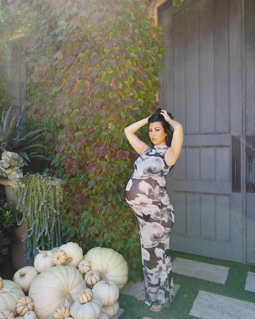 Busana Maternity Halloween ala Kourtney Kardashian