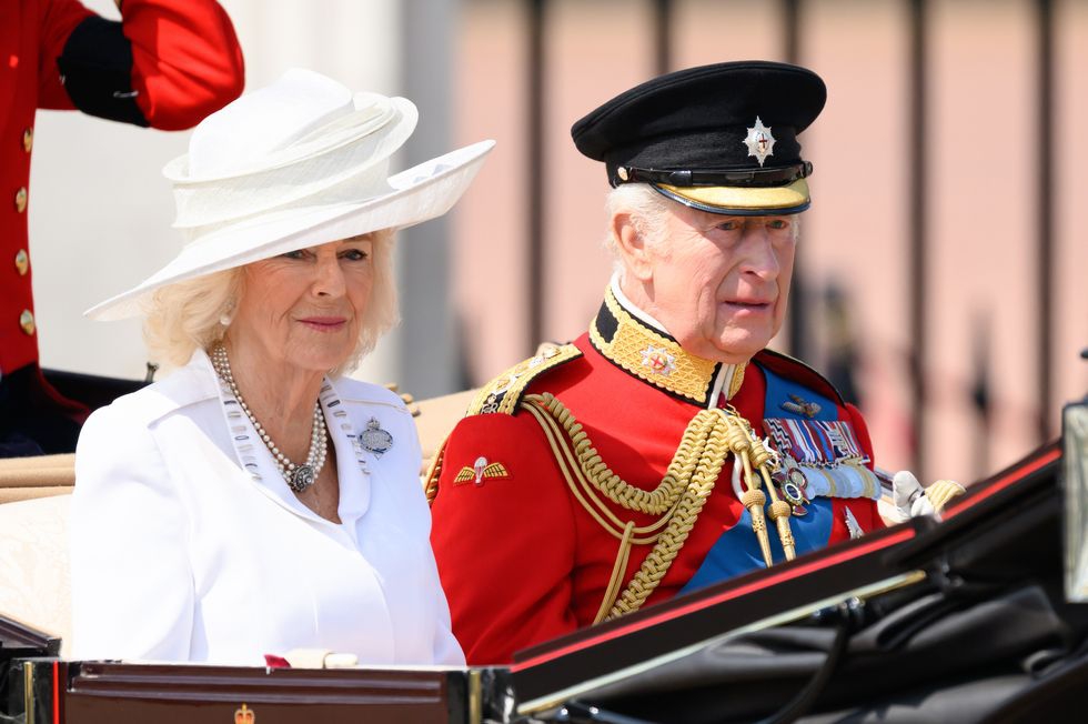 Ratu Camilla Tampil Anggun Dengan Gaun Putih di Acara Trooping the Colour