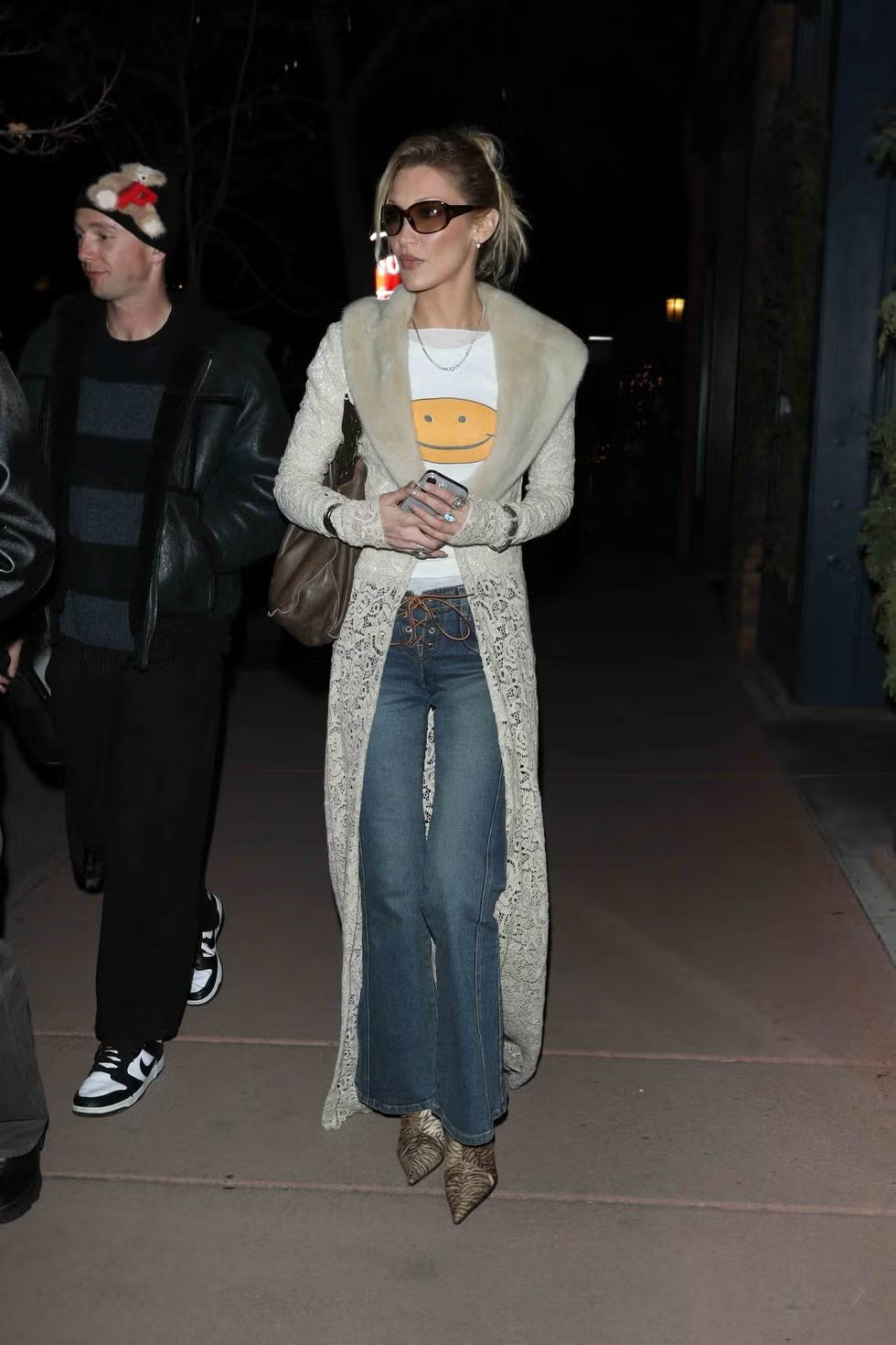 Bella Hadid Hidupkan Kembali Gaya 2000-an dengan Jeans Low-Rise Bertali dan Kaus Grafis