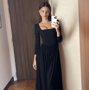 Emily Ratajkowski Padukan Korset dengan Rok Elastis