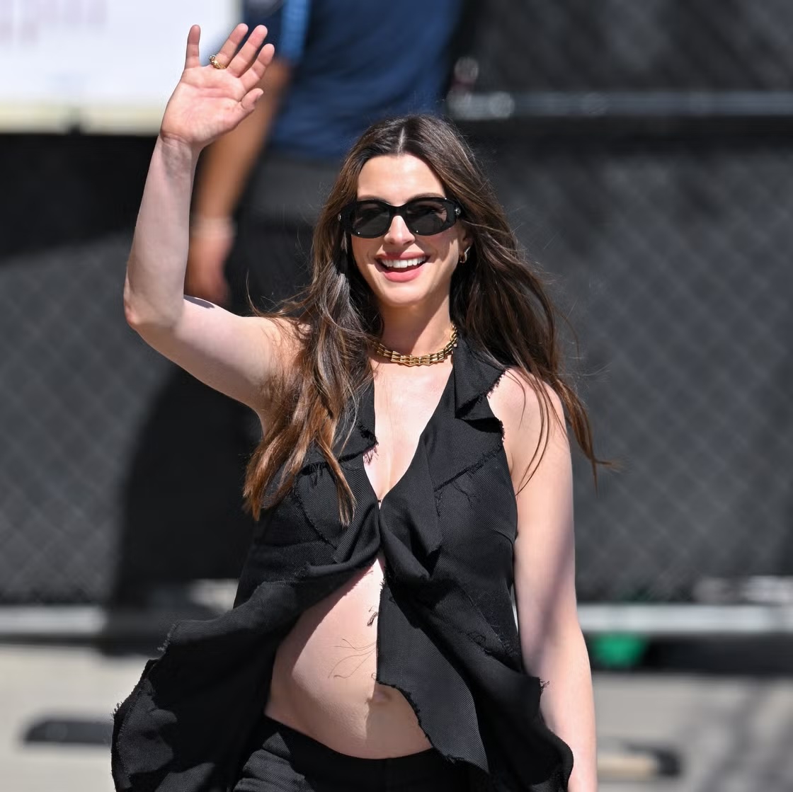 Anne Hathaway Tampilkan Baby Bump dengan Atasan Ruffle Tanpa Lengan