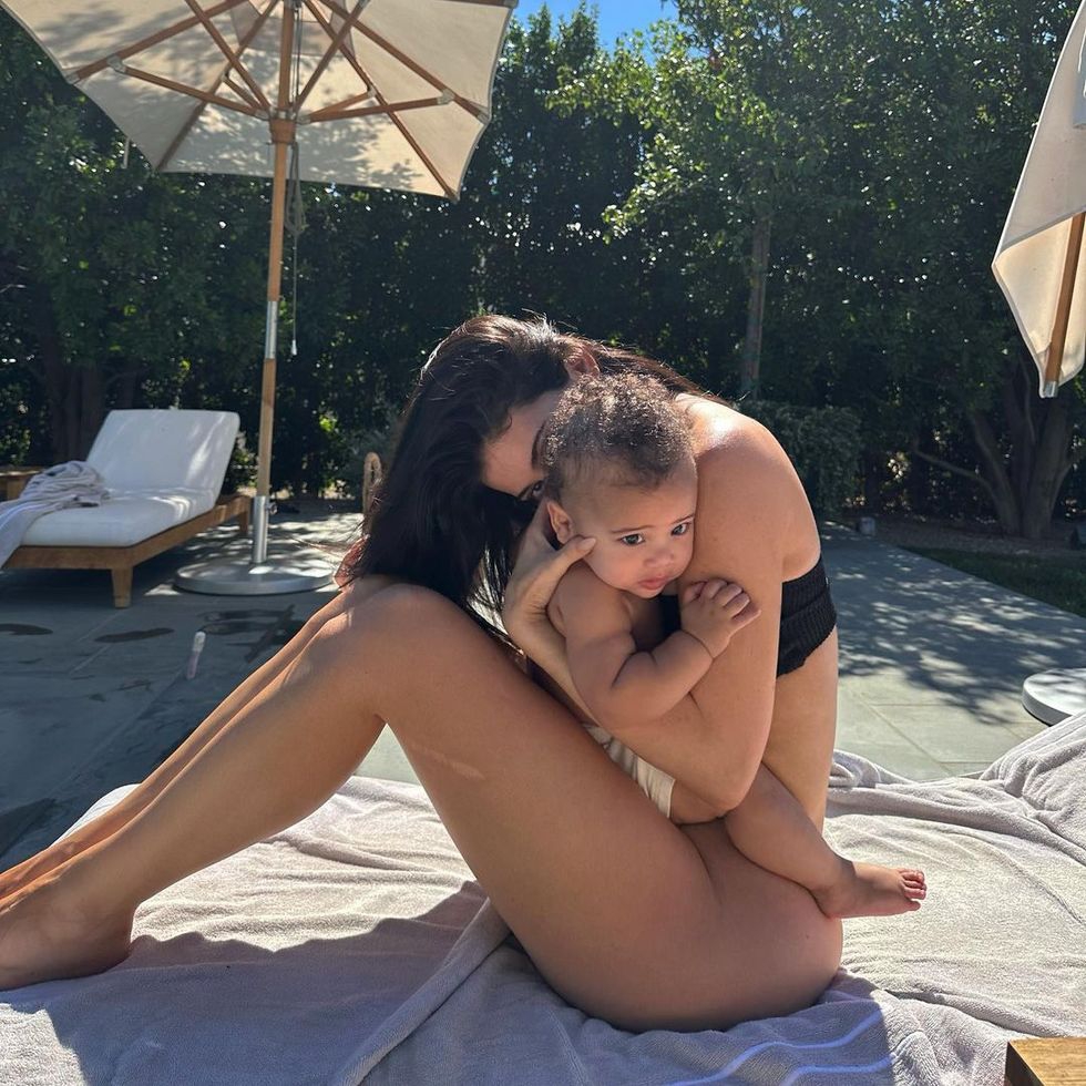 Kylie Jenner Membagikan Foto Lucu Stormi dan Aire di Hari Ibu