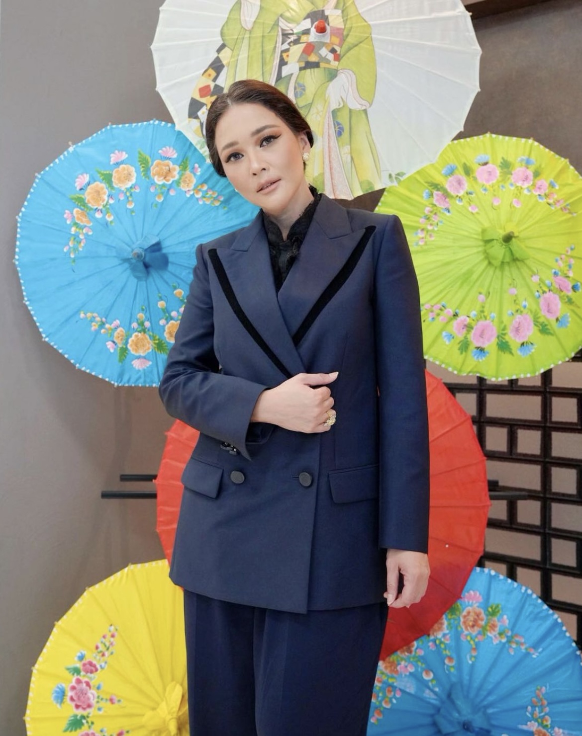 Maia Estianty Tampil Maskulin dengan Setelan Power Suit dari Fendi