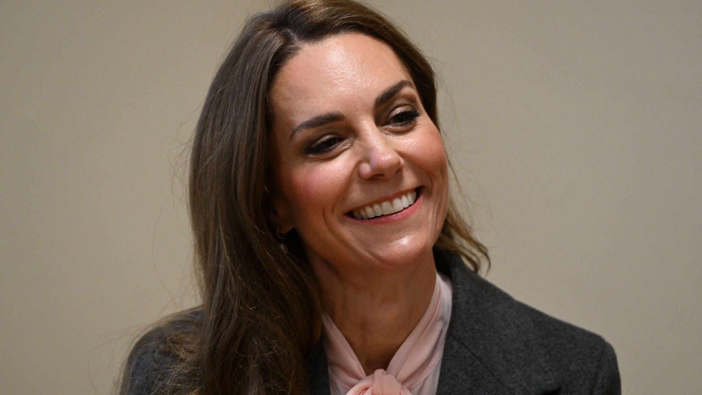 Putri Kate Tampil Elegan Dalam Setelan Berwarna Cokelat Dengan Blus Pita yang Romantis