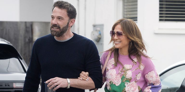 Jennifer Lopez Mengenakan Kembali Atasan Floral Valentino Ikonisnya yang Kini Ia Padu dengan Celana Denim