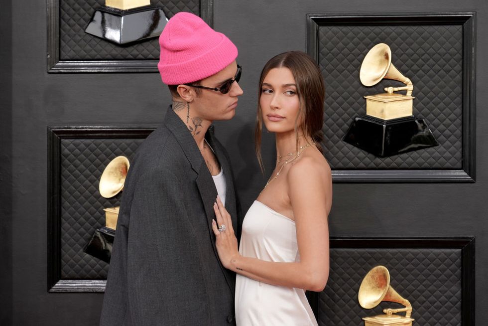 Justin dan Hailey Bieber Bersantai Serta Berbagi Kecupan Saat Berada di Sebuah Kapal Pesiar