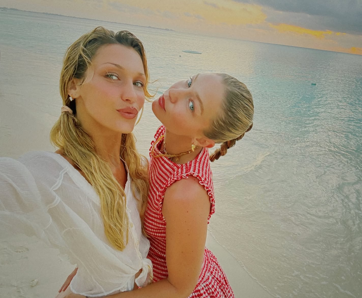 Gigi dan Bella Hadid Tampil Kompak dengan Rambut Pirang di Liburan Keluarga ke Pantai