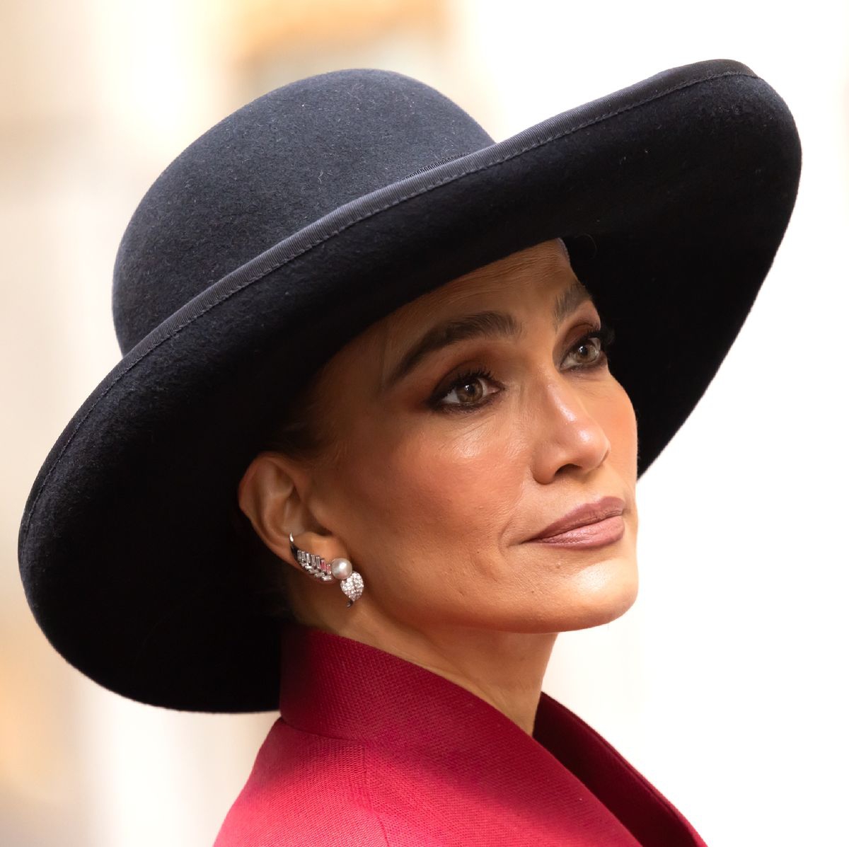 Jennifer Lopez Tampil Memukau dengan Setelan Merah Saat Syuting Film Terbarunya, The Last Mrs. Parrish