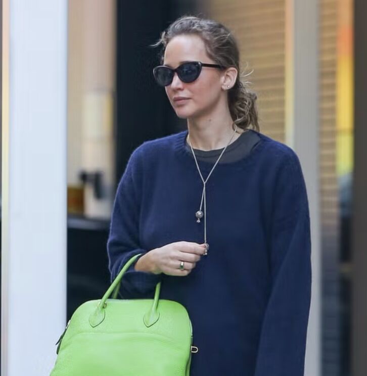 Jennifer Lawrence Menyegarkan Gaya Kasualnya di New York City Dengan Sentuhan Warna Hijau Lime yang Mencuri Perhatian