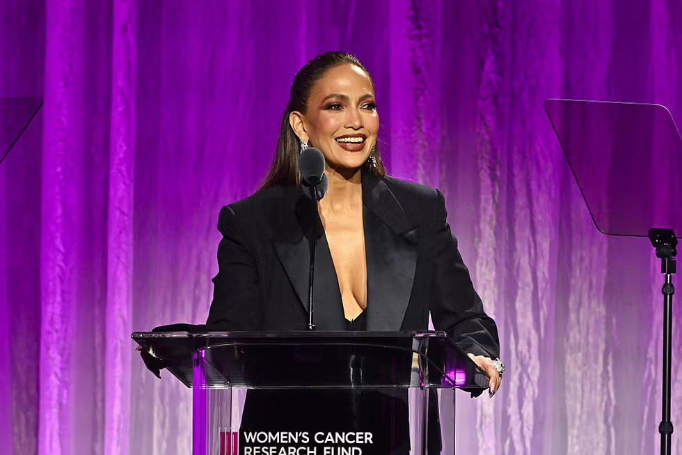 Jennifer Lopez Kembali Tampilkan Gaya Sexy Business