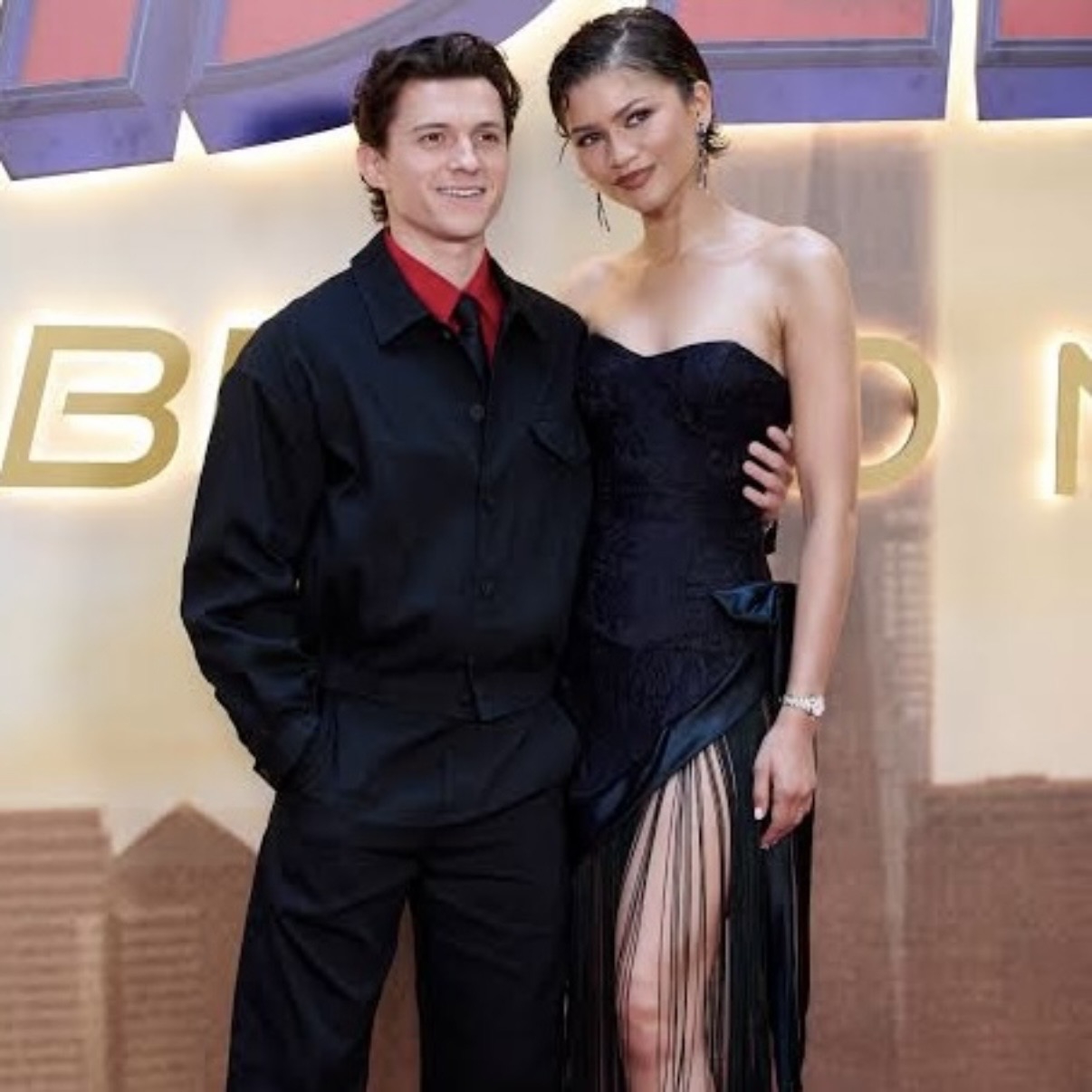 Zendaya dan Tom Holland Kenakan Cincin Pernikahan Mereka Setelah Menikah di Surrey