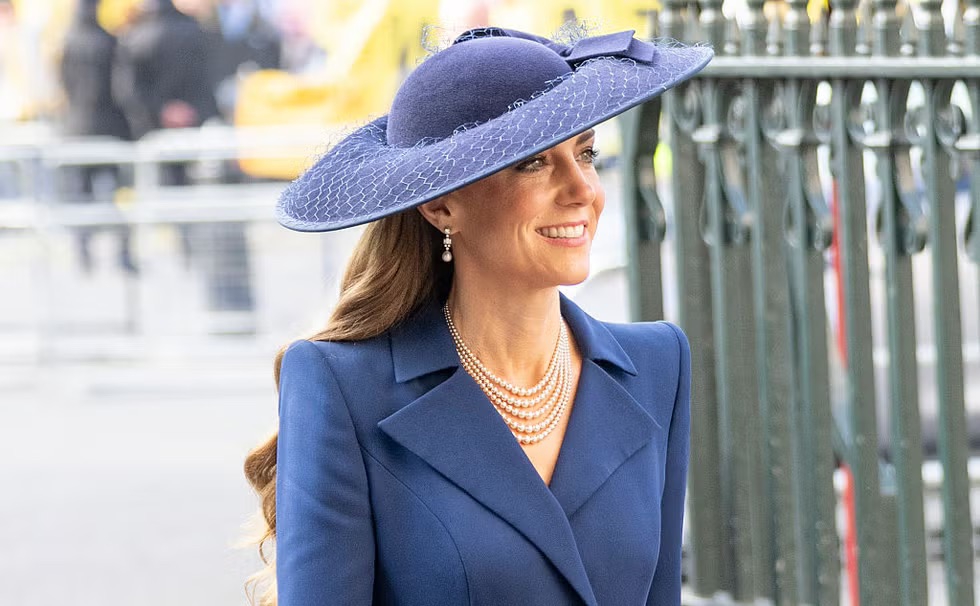 Putri Kate Tampil Timeless dengan Kalung Mutiara Vintage dan Anting Milik Ratu Elizabeth