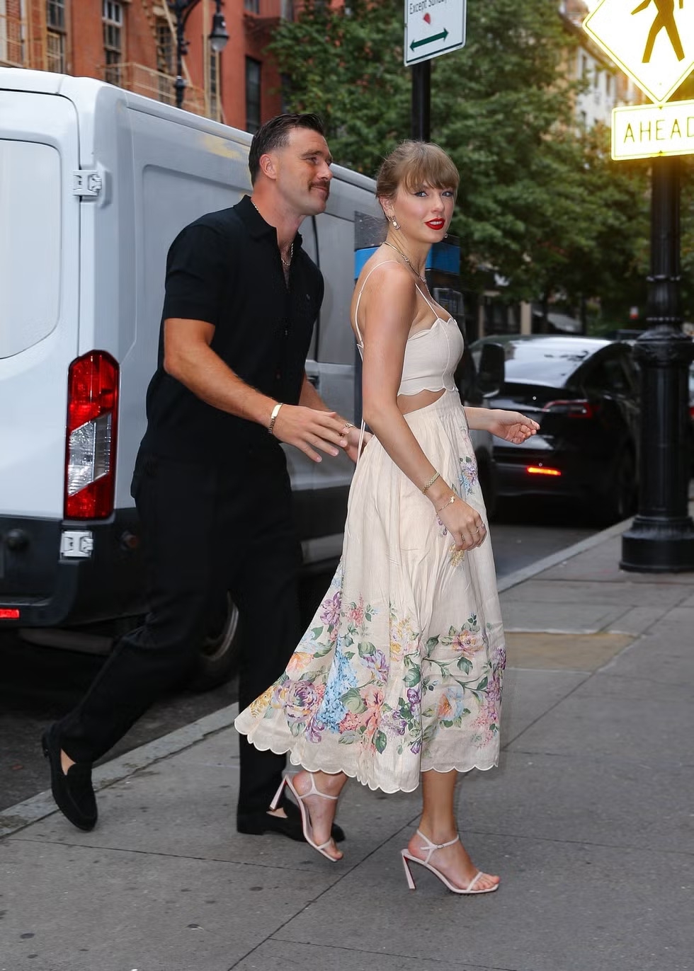 Taylor Swift Kenakan Gaun Bermotif Floral Saat Menghadiri Undangan Pernikahan Bersama Travis Kelce