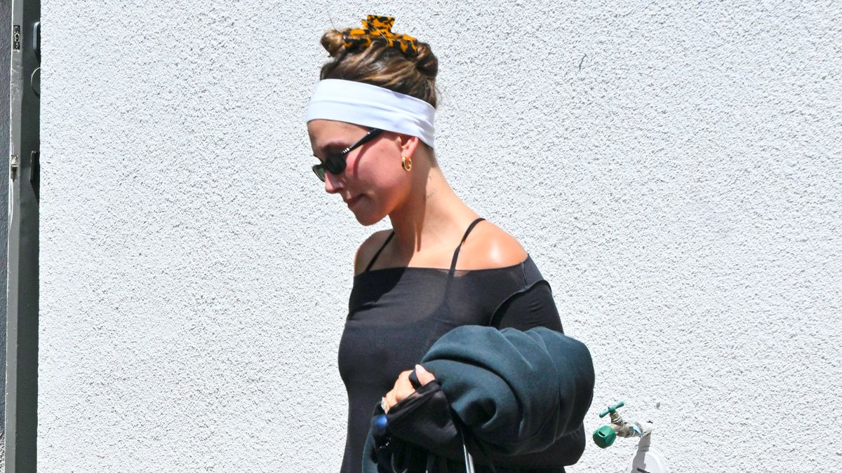 Hailey Bieber Kenakan Sandal Chunky Milik Justin Bieber saat Pergi Pilates
