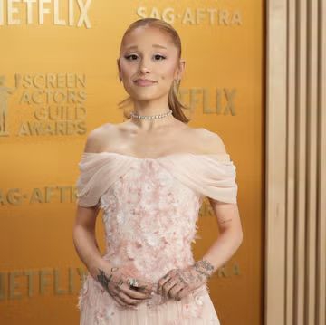 Ariana Grande Meninggalkan Tren Rambut “Bronde” dan Tampil dengan Warna Cokelat Gelap