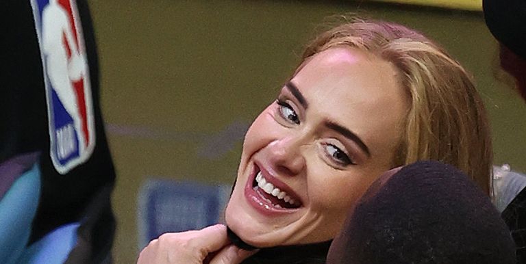 Adele Tampil Mengejutkan dengan Sneakers Jordan saat Menonton Pertandingan Basket dengan Sang Kekasih