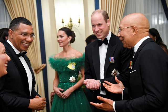 (Pangeran William & Kate Middleton bersama Gubernur Jenderal Jamaika, Patrick Allen dan juga Lady Patricia Allen.)