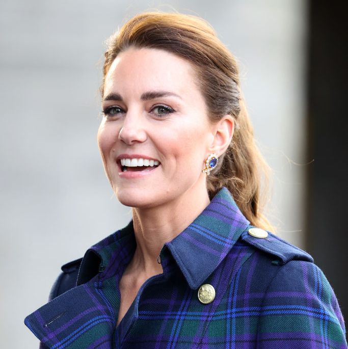 Kate Middleton Mengenakan Mantel Trench Bermotif Plaid Saat Menyaksikan Film Cruella