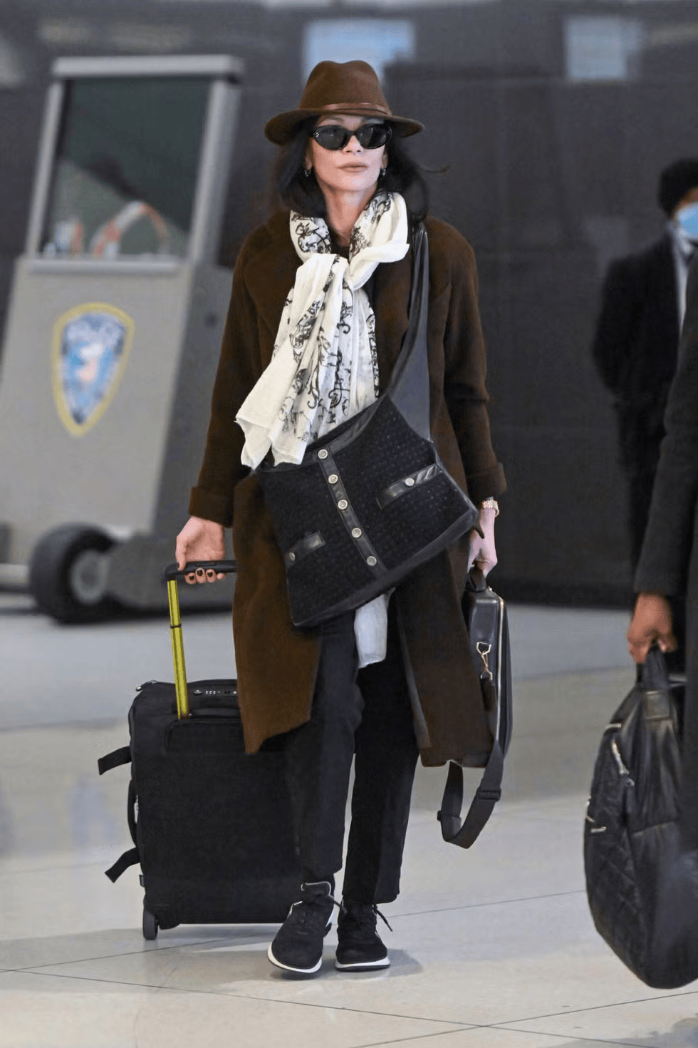 Catherine Zeta-Jones Tampil Elegan di Bandara