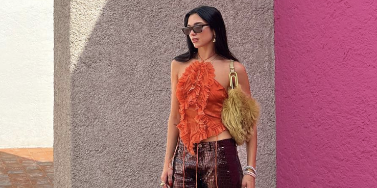 Defisini Baru Atasan untuk Bepergian dari Penyanyi Dua Lipa