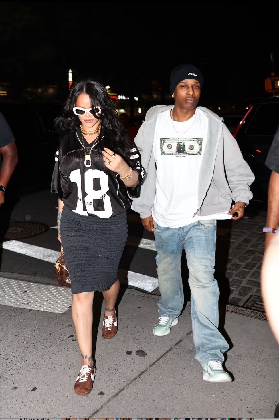 Rihanna Membuka Musim World Cup Style dengan Jersey Olahraga dan Cape