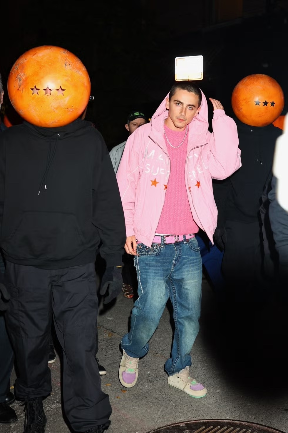 Timoth&eacute;e Chalamet Kenakan Sepatu Pastel yang Diambil Langsung dari Runway Dior