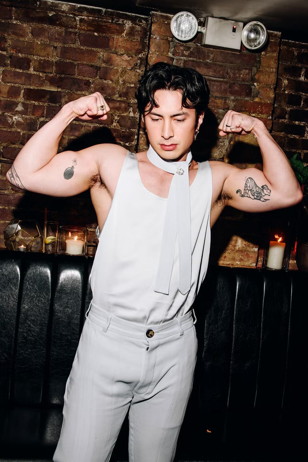 Hudson Williams Mengenakan Dasi Dengan Cara yang Unik