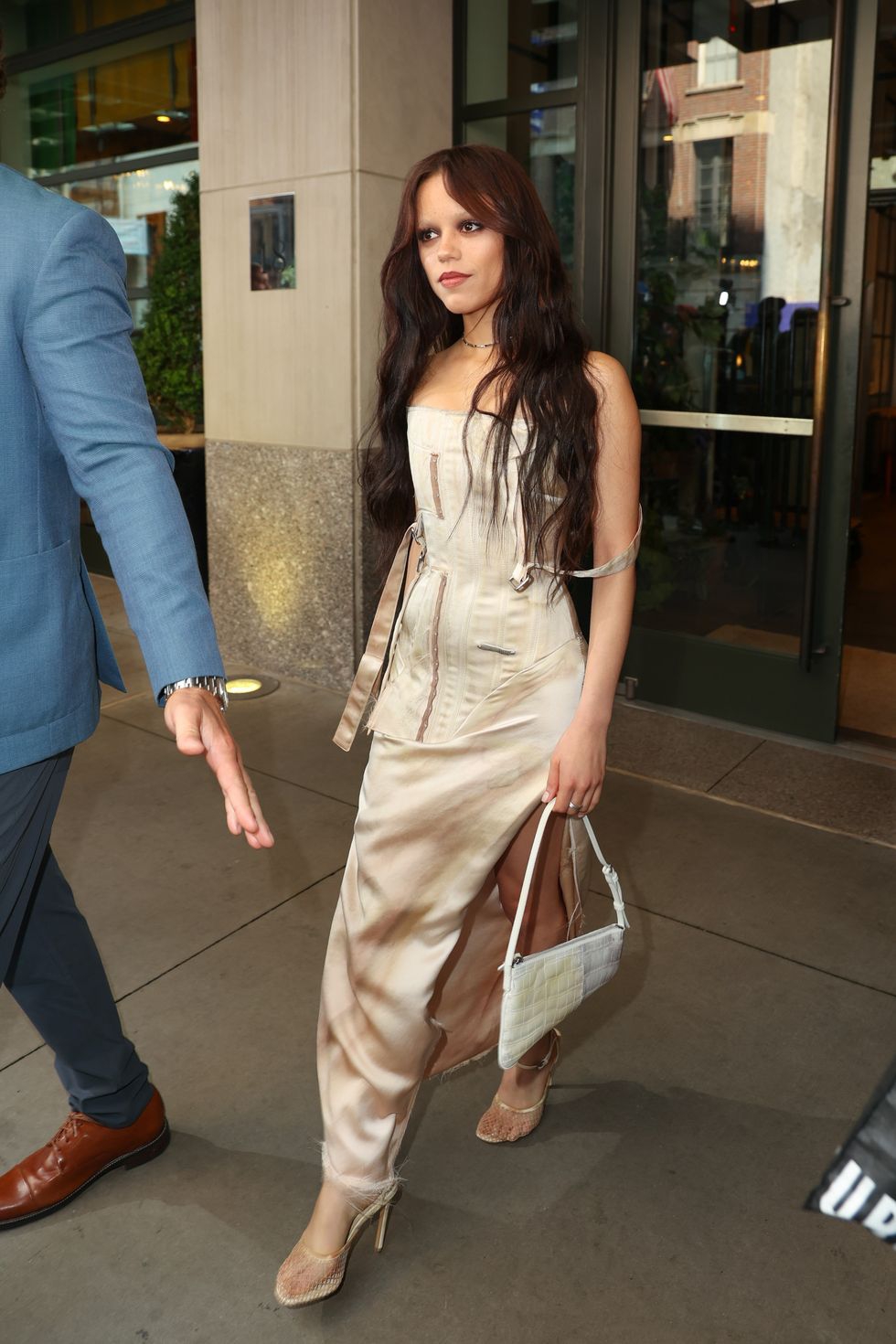 Jenna Ortega menggunakan koleksi Elena Velez Fall 2025.