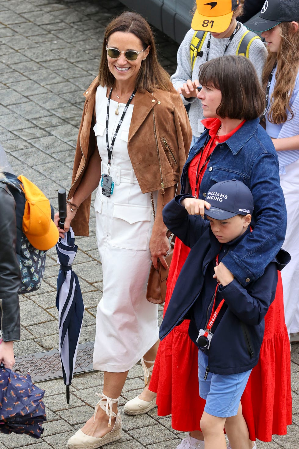 Pippa Middleton Terlihat Sangat Modis dalam Gaun Putih dan Gaya Rambut Bob di Grand Prix Inggris