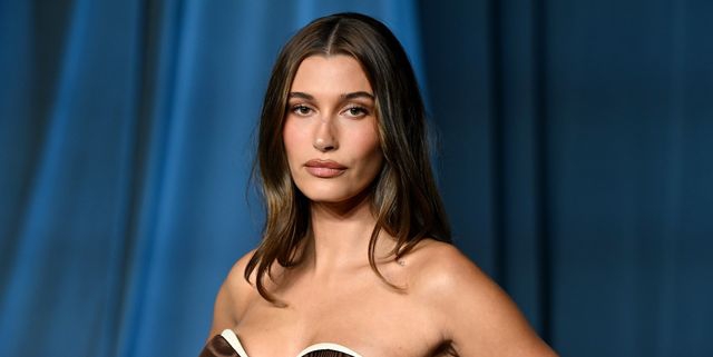 Hailey Bieber Tampil Bak Bintang Schiaparelli dalam Gaun yang Terbuat dari Pita Antik