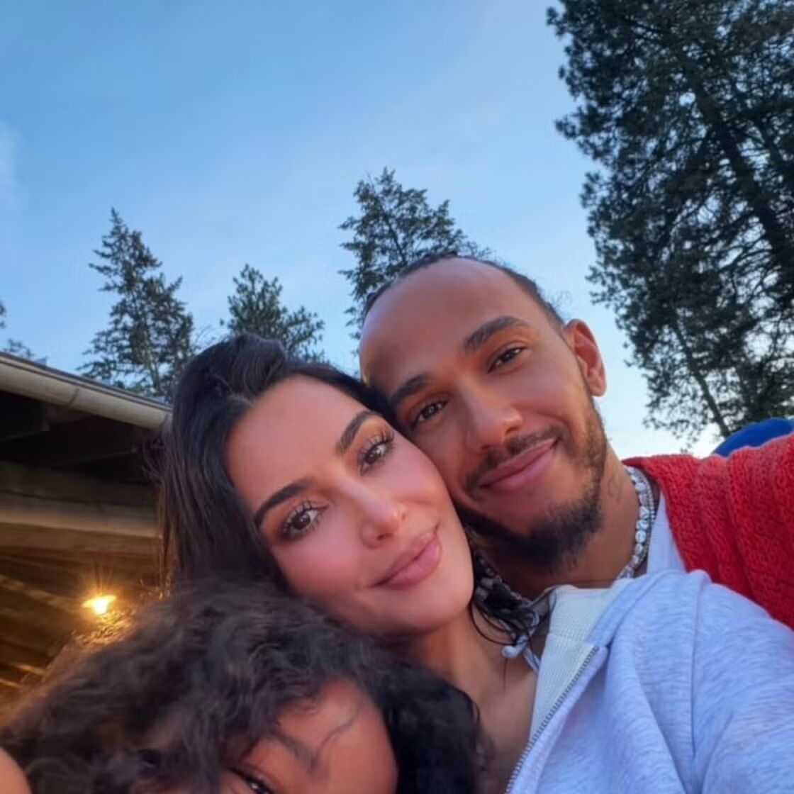 Kim Kardashian Bagikan Swafoto Bersama Kekasihnya, Lewis Hamilton & Putrinya, Chicago
