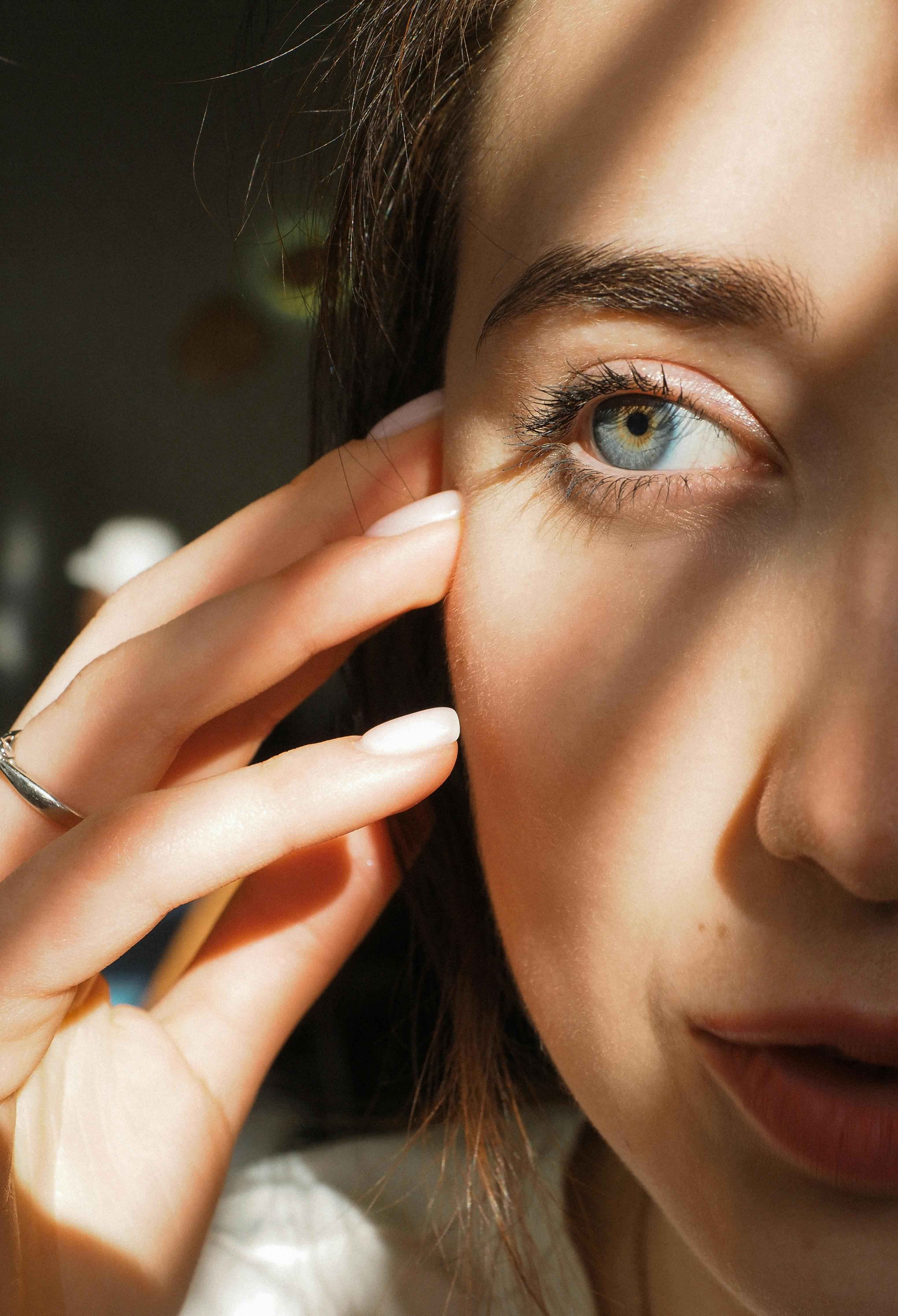 Kedutan Alis Kiri Bukan Sekadar Mitos, Ini Penyebab dan Cara Mengatasinya