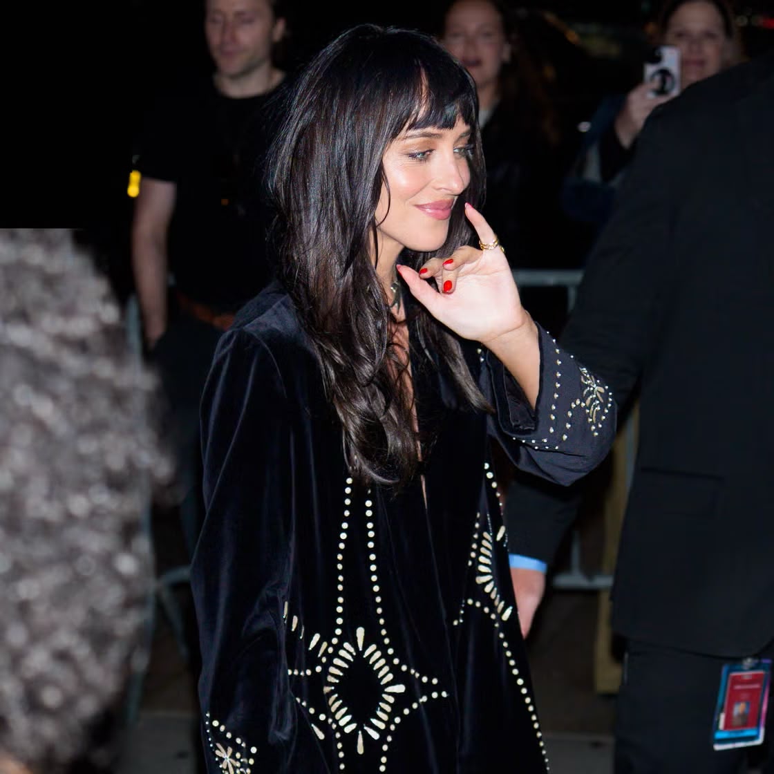 Dakota Johnson Tampil Bak Langit Malam Berbintang di After-Party SNL