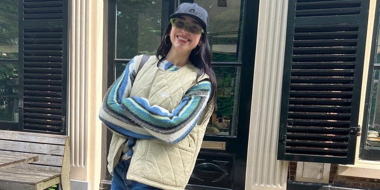 Dua Lipa Memadukan Rompi dengan Sweater Fuzzy dan Celana Pendek