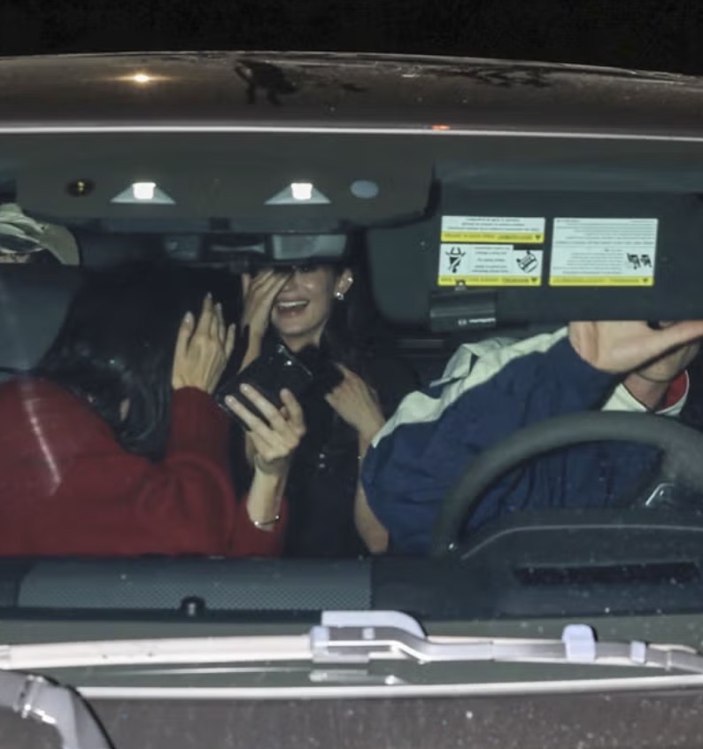 Double Date Kendall, Jacob, Kylie, dan Timmy Benar-Benar Terasa Seperti yang Ada di Tabloid Era Y2K