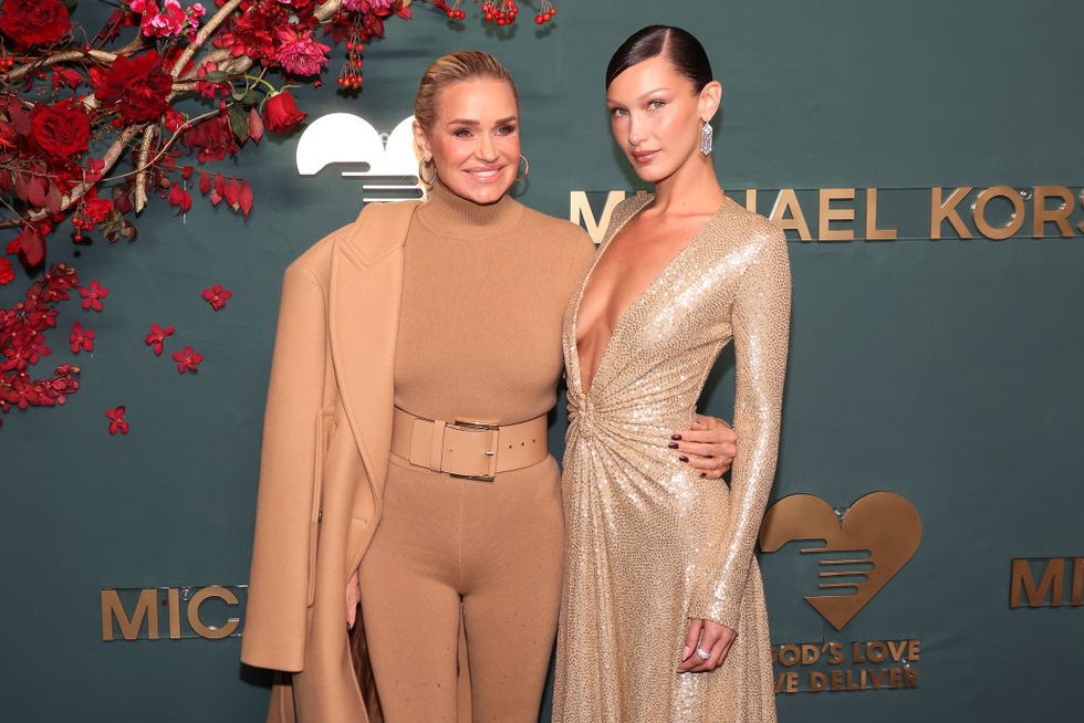 Duo Ibu dan Anak, Bella dan Yolanda Hadid, Terlihat Seperti Dewi di Acara Golden Heart Awards