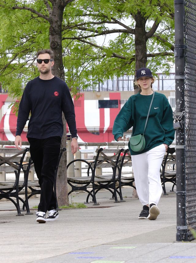 (Jennifer Lawrence terlihat sedang berjalan-jalan dengan suaminya, Cooke Maroney di Kota New York.)