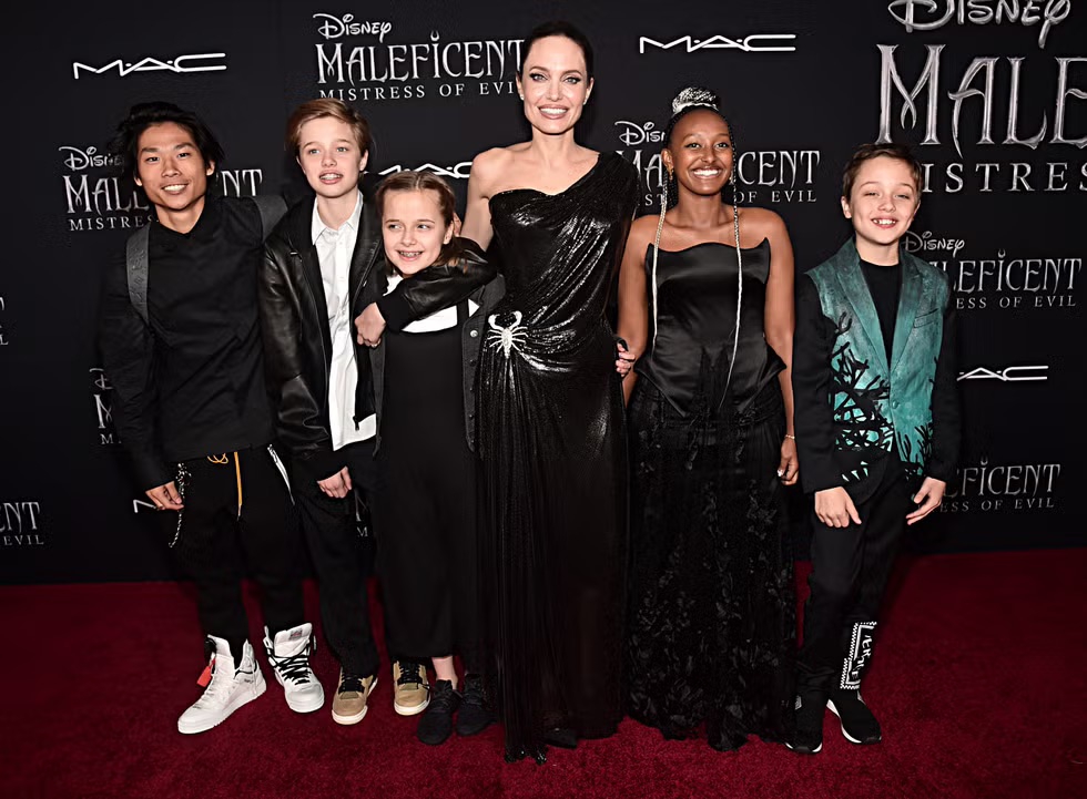 Angelina Jolie bersama lima dari enam anaknya&mdash;Pax, Shiloh, Vivienne, Zahara, dan Knox&mdash;di pemutaran perdana film Maleficent: Mistress of Evil pada 2019.