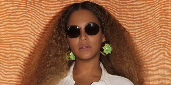 Beyoncé Tampil Dalam Balutan Celana Motif Bunga dengan Tas Jinjing Putih Lansiran Telfar