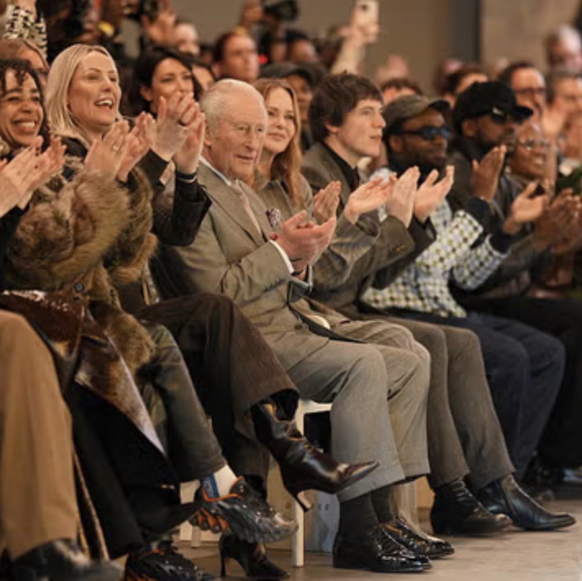 Raja Charles Buka London Fashion Week dengan Kehadiran Langka di Barisan Depan