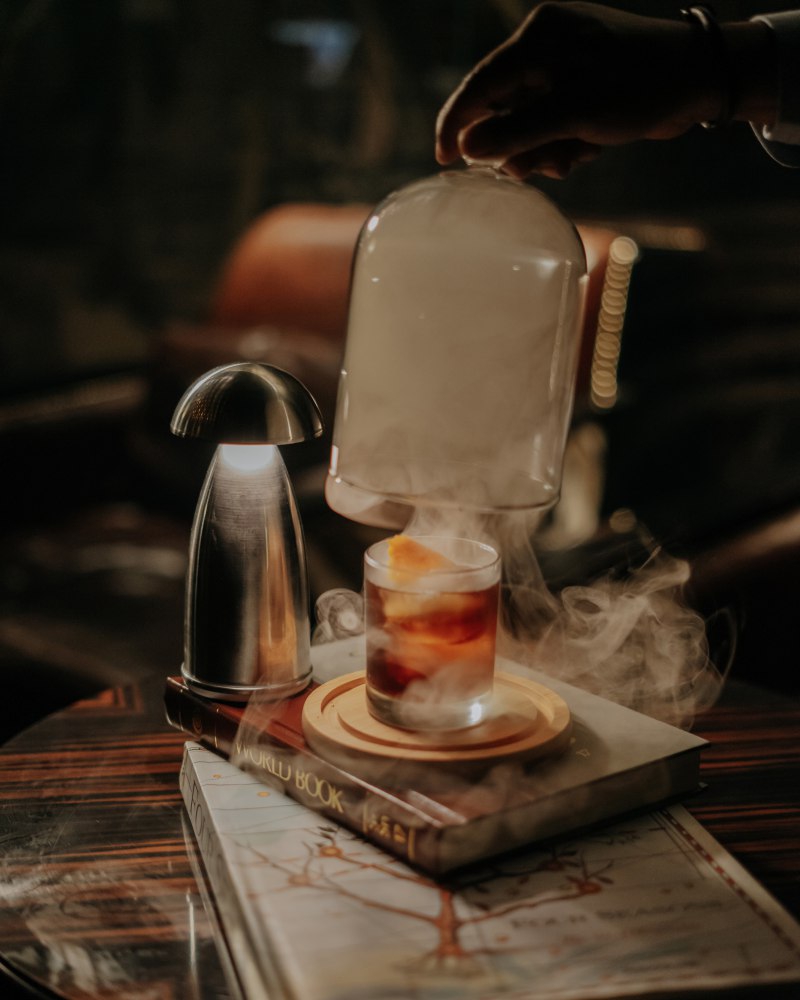 Menjelajahi Lautan Melalui Minuman di Nautilus Bar