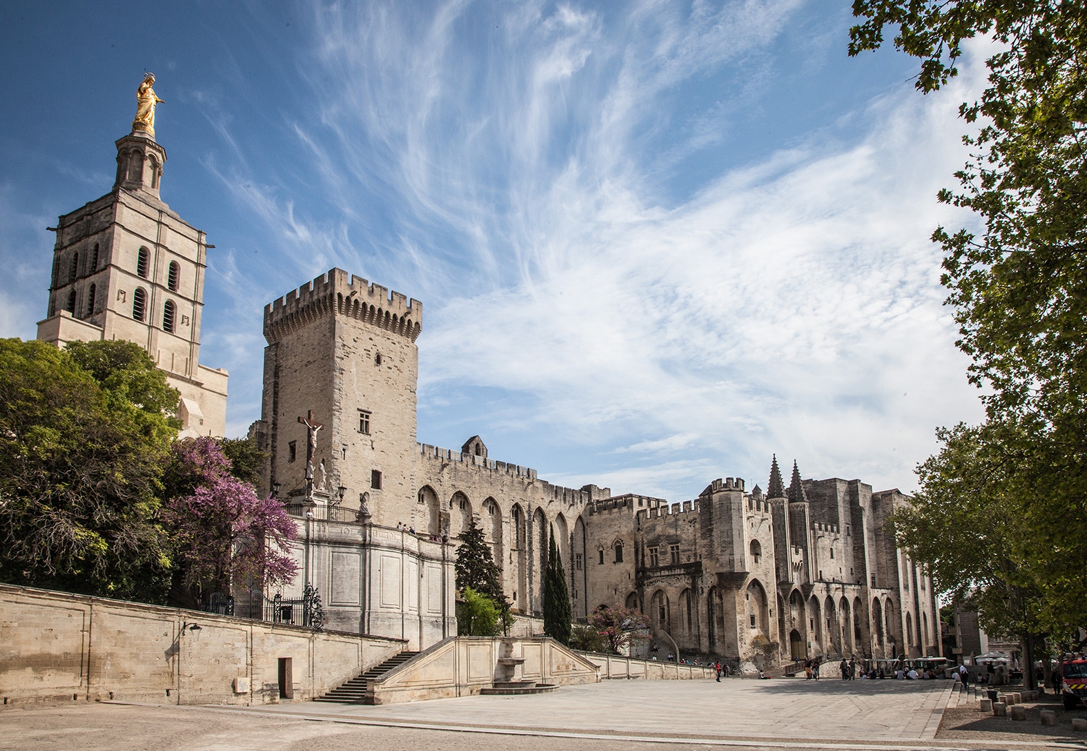 Louis Vuitton Hadirkan Koleksi Cruise 2026 di Palais des Papes, Avignon
