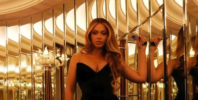 Beyonce Tampil Glamor dalam Gaun Beludru Tanpa Tali