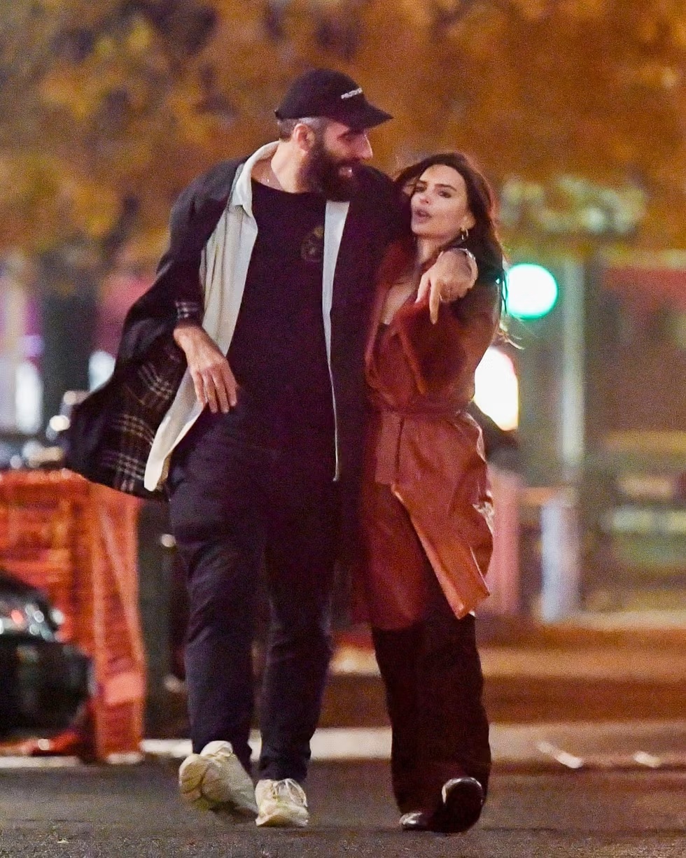 Emily Ratajkowski Dikabarkan Berpacaran dengan Sutradara asal Prancis, Romain Gavras