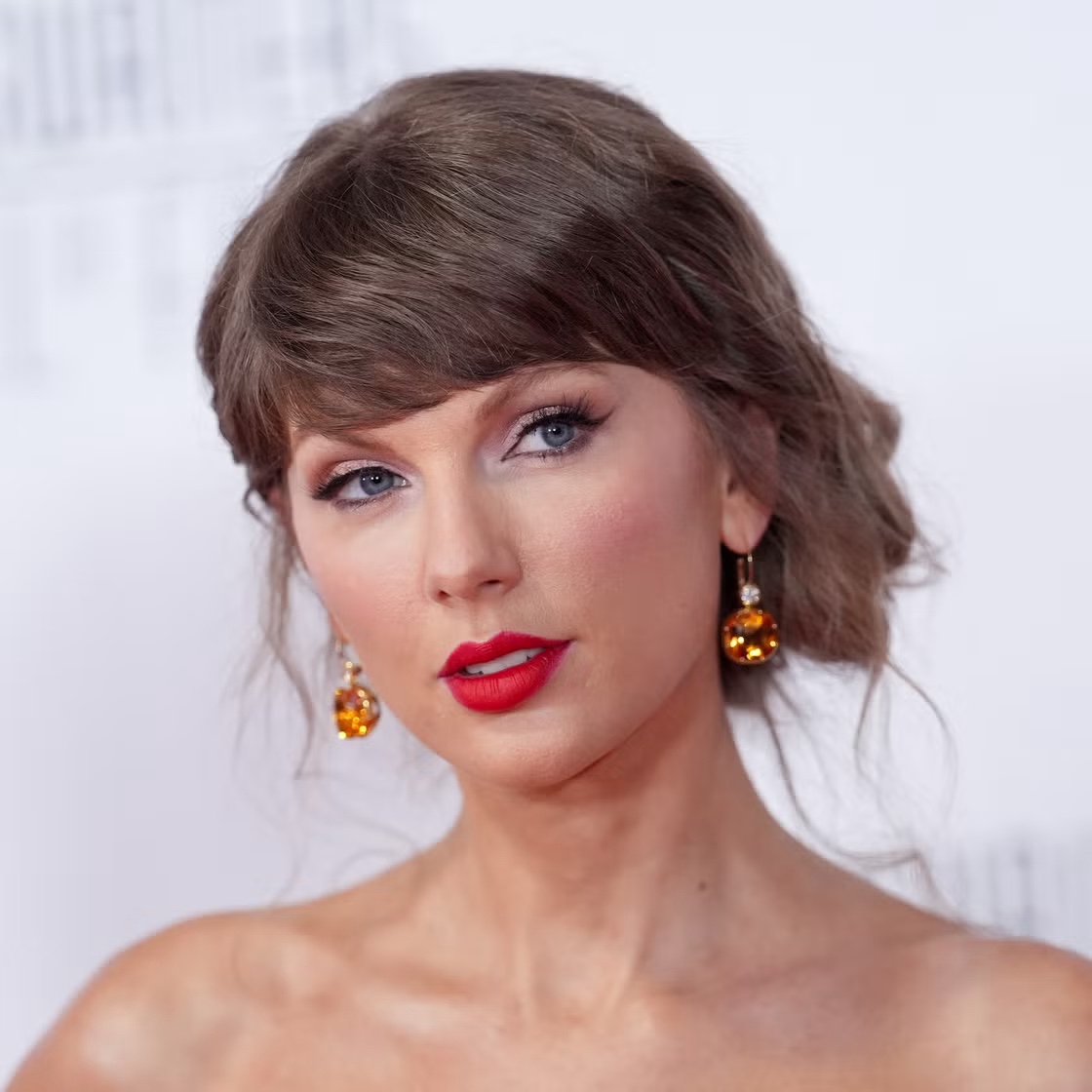 Apakah Taylor Swift Sedang Membiarkan Poninya Tumbuh Panjang?