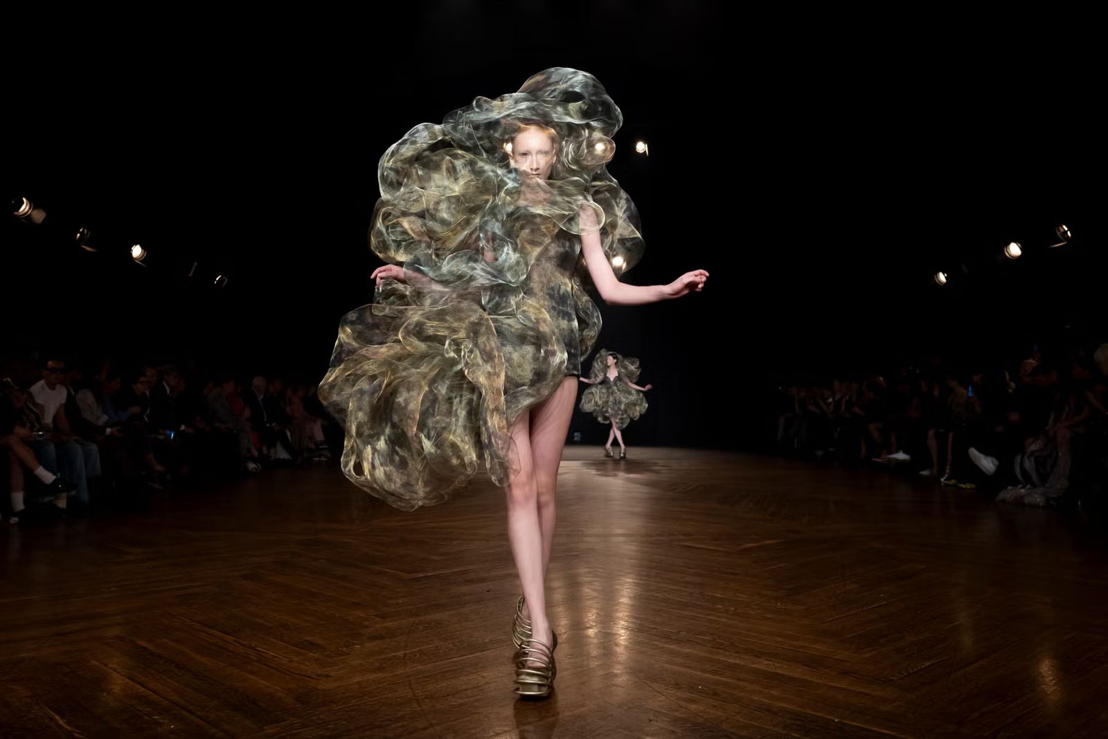 Kini Anda Dapat Menciptakan Sebuah Dress Bersama Iris van Herpen sebagai Bagian dari Pamerannya di Brooklyn Museum