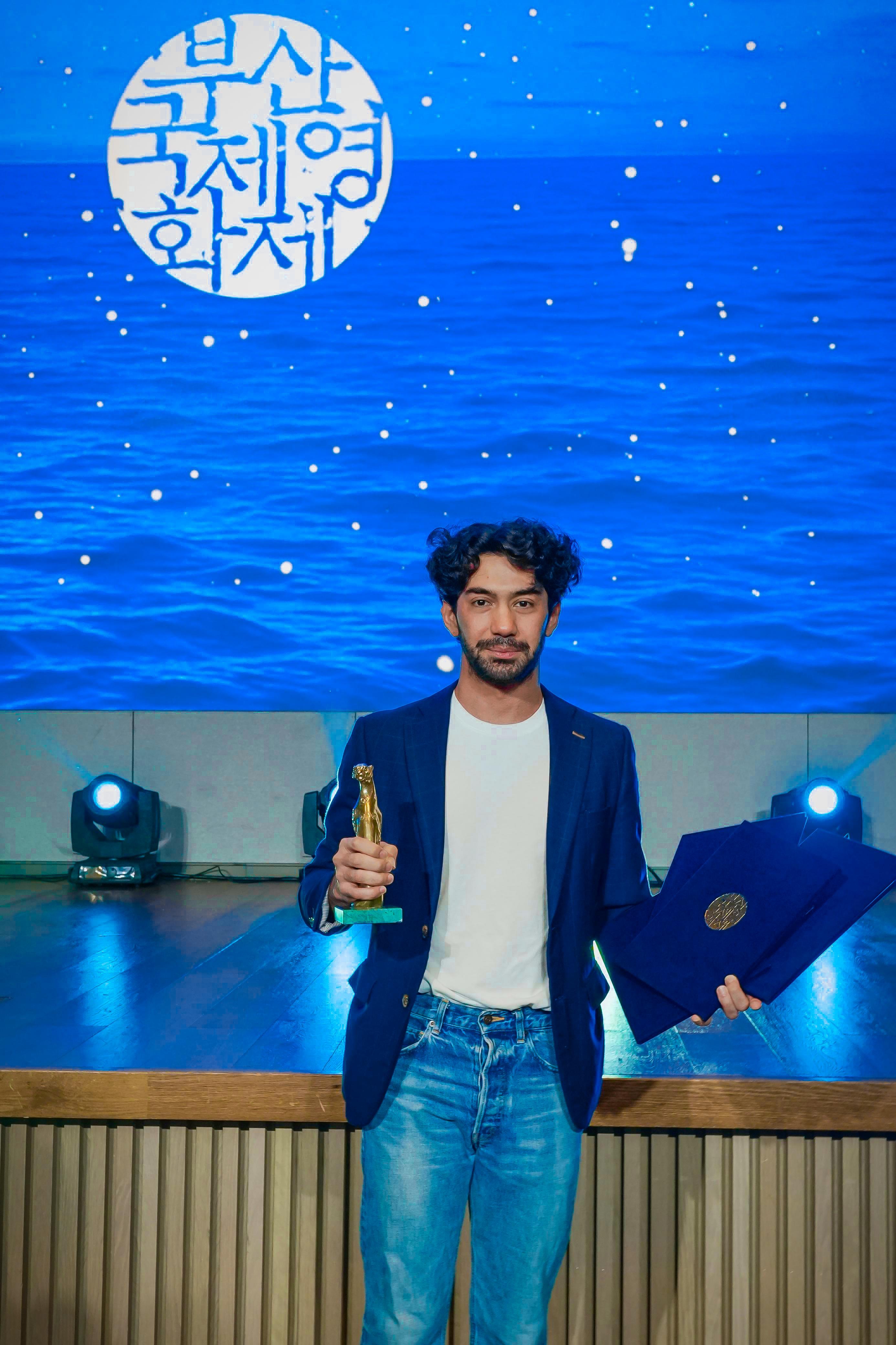 Reza Rahadian Raih 4 Penghargaan Bergengsi di Busan International Film Festival 2025