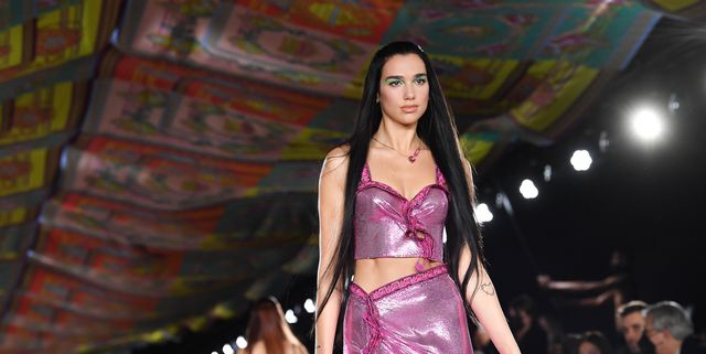 Dua Lipa Lakukan Debut Runway Di Versace Milan Fashion Week 